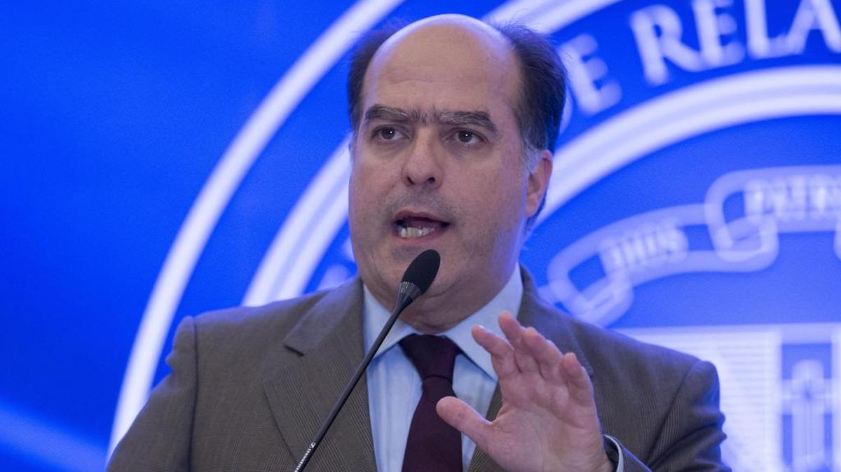 El diputado venezolano Julio Borges, al frente de la delegación opositora, habla tras la reunión con representantes del Gobierno y de la oposición venezolana, junto a representantes internacionales el martes 6 de febrero de 2018, en Santo Domingo (República Dominicana).