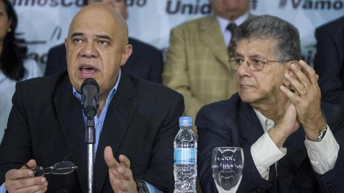 El secretario general de la coalición política de oposición Mesa de Unidad Democrática (MUD), Jesús Torrealba (i) junto al presidente del Parlamento, Henry Ramos Allup (d)habla durante una rueda de prensa el martes 8 de marzo de 2016, en Caracas (Venezuela).