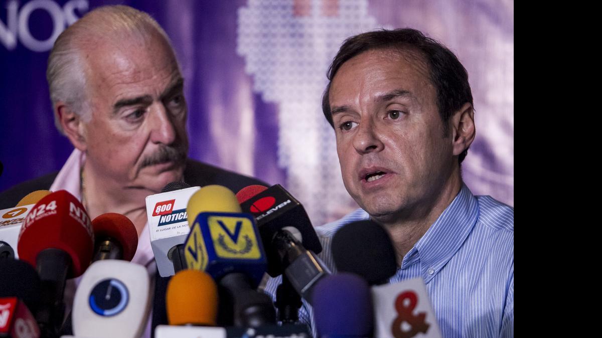 
El expresidente de Colombia, Andrés Pastrana (i), escucha al expresidente de Bolivia Jorge Quiroga (d), durante una rueda de prensa el jueves 28 de mayo de 2015, en Caracas (Venezuela).