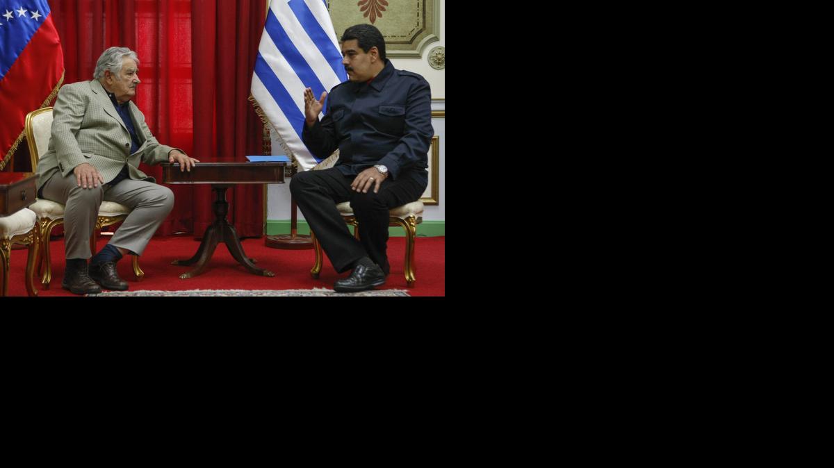 
El presidente de Uruguay, José Mujica (izq.), sostiene una reunión con su homólogo venezolano Nicolás Maduro el miércoles en el Palacio de Miraflores, en Caracas. 
