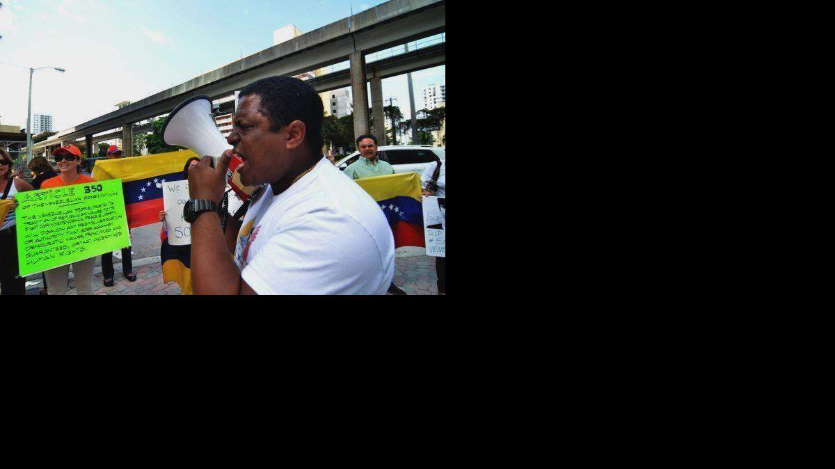 
José Antonio Colina, presidente de Venezolanos Perseguidos Políticos en el Exilio (Veppex), habla a los manifestantes frente al consulado general de Brasil en Miami. La asociación hace un llamado a la unidad.
