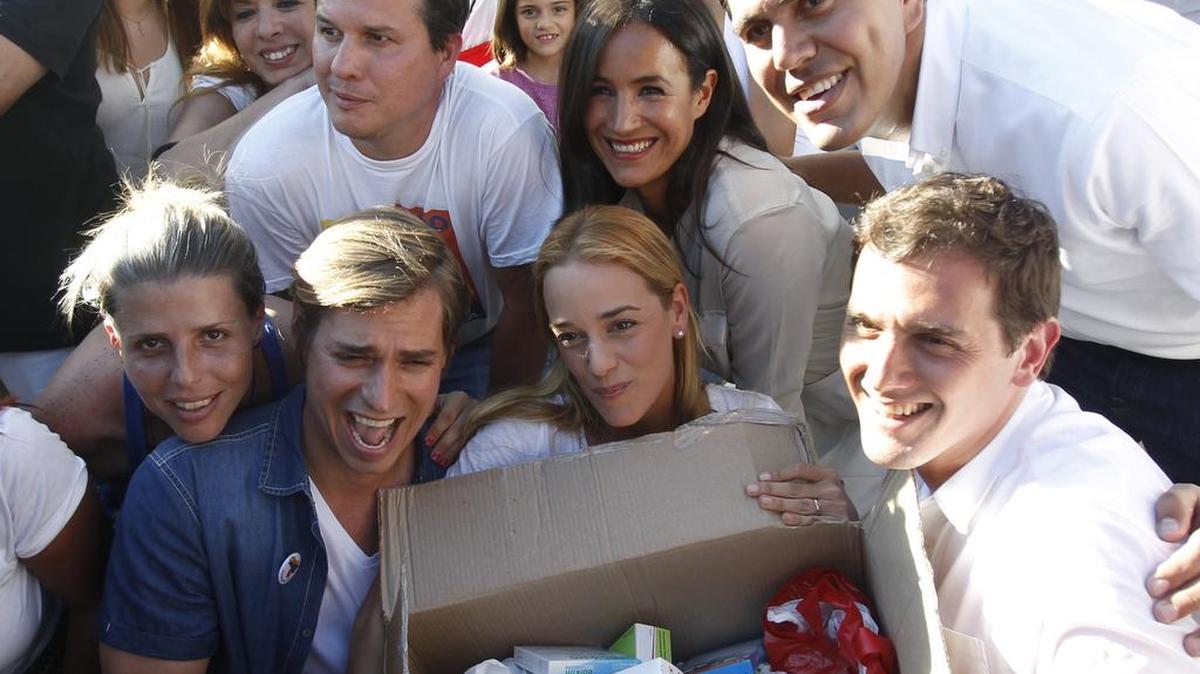 La esposa del líder opositor encarcelado venezolano Leopoldo López, Lilian Tintori (c), junto al cantante Carlos Baute (2i); el líder de Ciudadanos, Albert Rivera (d) y la portavoz del partido en el Ayuntamiento de Madrid, Begoña Villacís (2d), durante el acto de recogida de medicamentos organizada por la Asociación Civil de venezolanos en España, enmarcada dentro de la campaña #RescataVenezuela, hoy en la Puerta del Sol de Madrid.