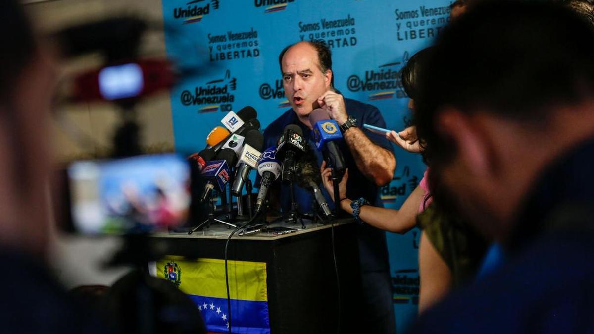 El presidente de la Asamblea Nacional (AN) el diputado Julio Borges es uno de los líderes opositores en la mira para ser enjuiciado como “traidor a la patria” por la Asamblea Constituyente de Venezuela. En la foto, Borges durante una conferencia de prensa el 16 de septiembre de 2017, en Caracas.