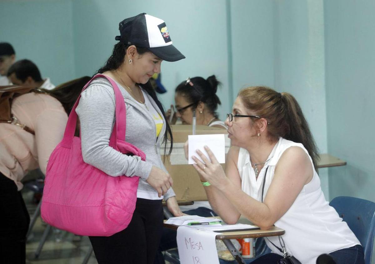 Un grupo de venezolanos residentes en Panamá asiste a un centro de votación para participar en la consulta popular de la oposición contra el proceso constituyente impulsado por el presidente de Venezuela, Nicolás Maduro el domingo 16 de julio de 2017 en la ciudad de Panamá.