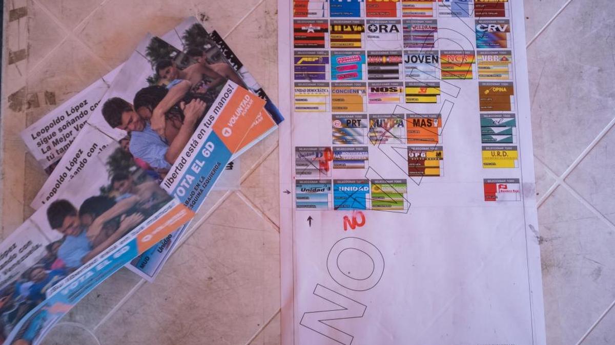 Un tarjetón electoral no válido, es visto en un toldo con del partido político Voluntad Popular, miembro de la alianza opositora Mesa de Unidad Democrática (MUD) el jueves en una calle de Caracas.