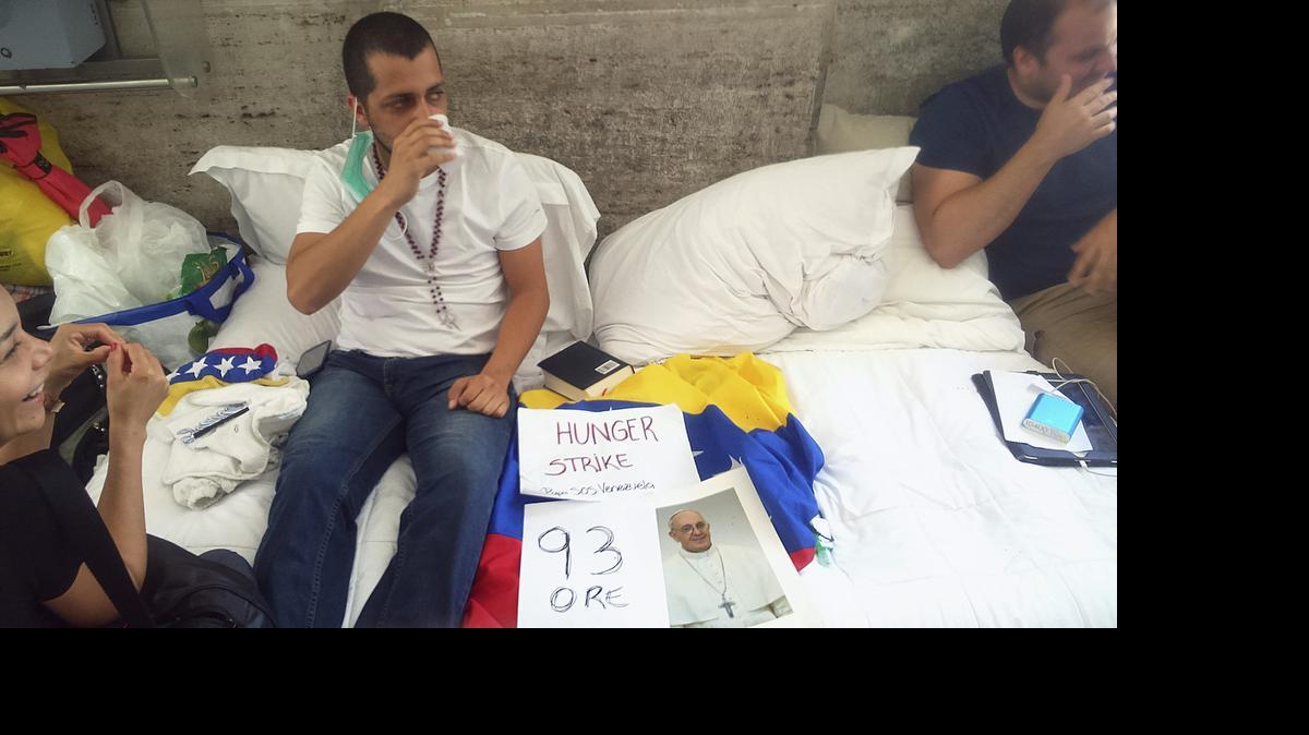 
Los opositores venezolanos, concejales de la ciudad de San Cristobal, Martín Paz (c) y José Vicente García (fuera de imagen), llevan cuatro días en huelga de hambre a las afueras del Vaticano para pedir la mediación del papa Francisco para que el gobierno de Nicolás Maduro libere a los presos políticos del país.
