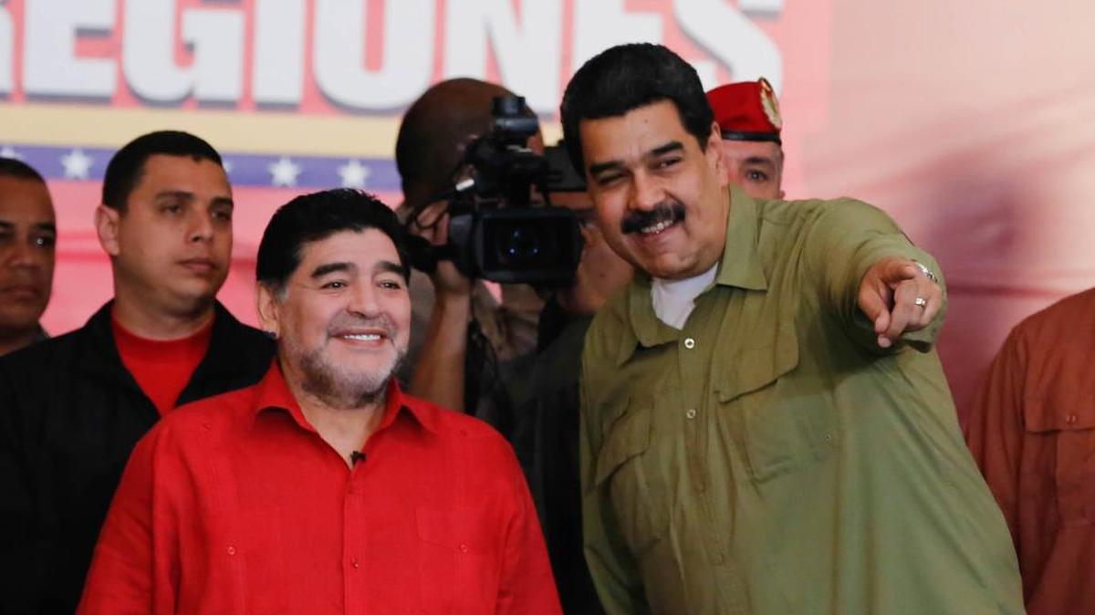 Fotografía cedida por la oficina de prensa del Palacio de Miraflores, del presidente de Venezuela, Nicolás Maduro (d), junto al ex futbolsita argentino Diego Armando Maradona (i) durante un encuentro el lunes 6 de noviembre de 2017, en Caracas.