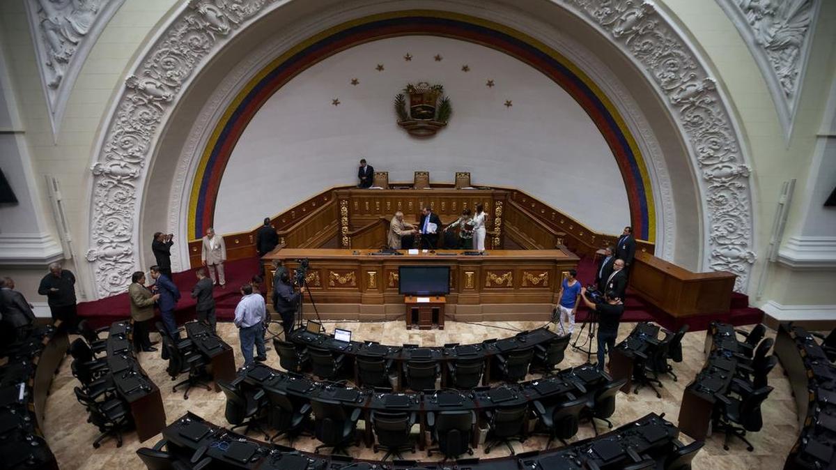 Parlamentarios se retiran del hemiciclo de sesiones este martes 12 de enero de 2016, en la Asamblea Nacional de Venezuela, Caracas. La sesión ordinaria de la Asamblea Nacional (AN, Parlamento) de Venezuela prevista para fue suspendida debido a la "inasistencia" de los diputados -tanto chavistas como opositores- y fue programada para mañana, miércoles, a las 10.00 hora local (14.30 GMT).