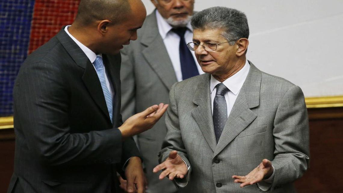 El presidente de la Asamblea Nacional de Venezuela, el opositor Henry Ramos Allup (der.), conversa con el legislador chavista Héctor Rodríguez el 12 de febrero.