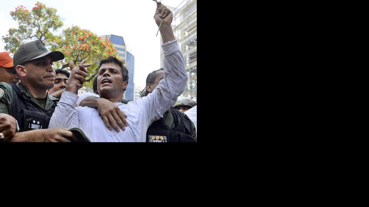 El líder opositor venezolano Leopoldo López durante el momento de su arresto, el 18 de febrero de 2014 en Caracas, Venezuela. 
