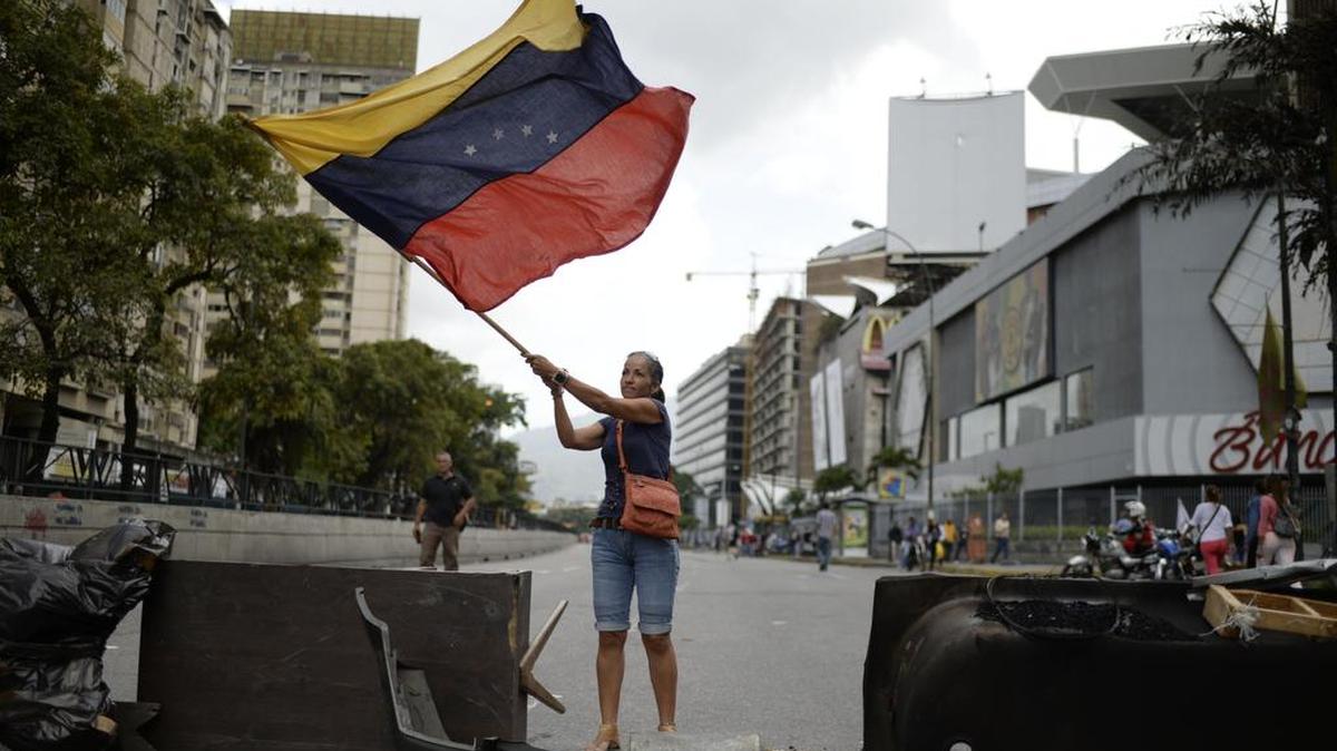 Una opositora participa en una protesta contra el régimen de Nicolás Maduro el lunes en Caracas, Venezuela.