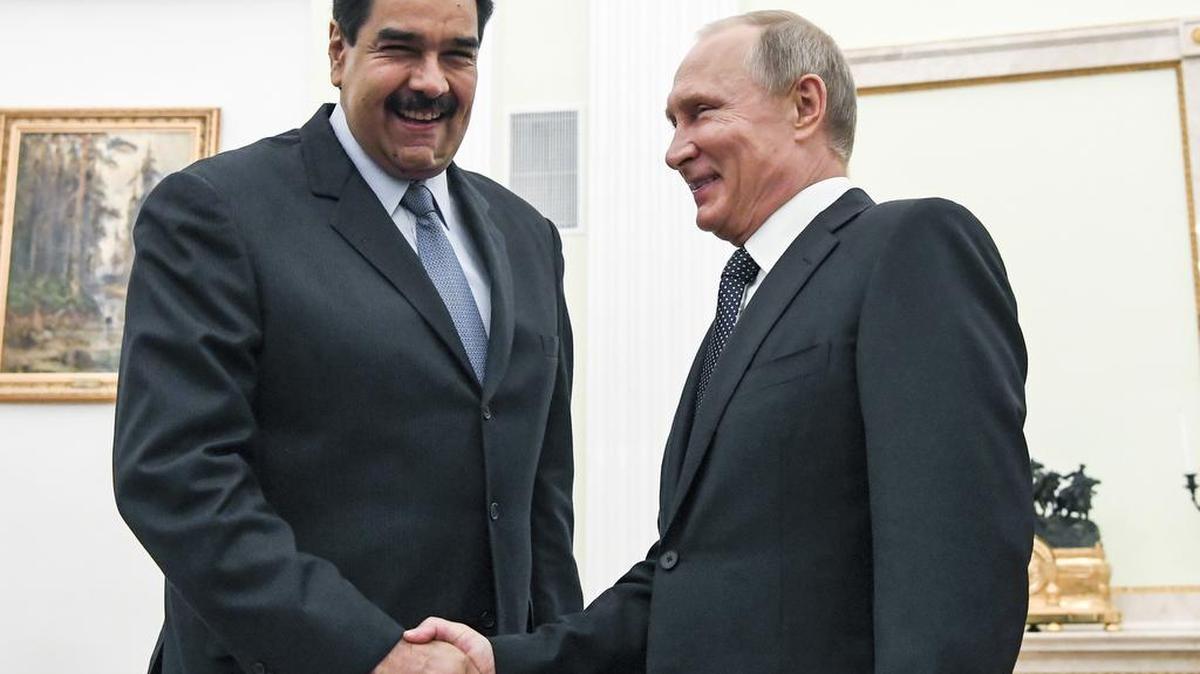 El presidente venezolano Nicolás Maduro (izq.) saluda al mandatario ruso Vladimir Putin en una reunión en el Kremlin el 4 de octubre.