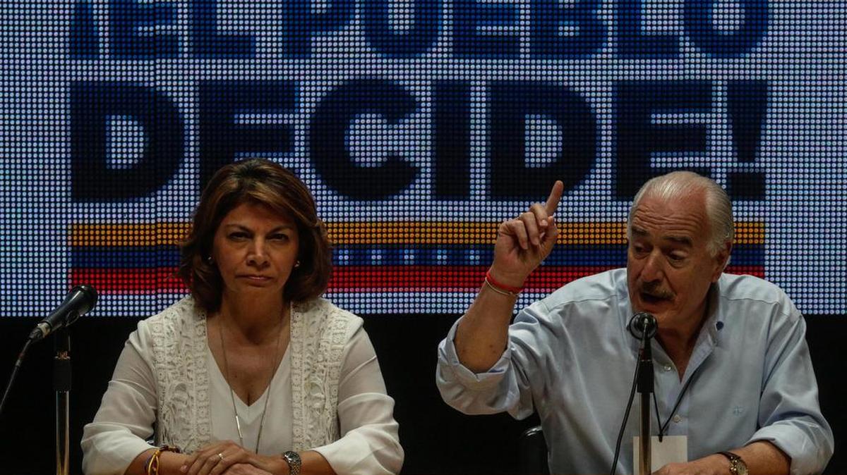 Los ex presidentes Laura Chinchilla (Costa Rica), y Andrés Pastrana (Colombia) intervienen durante una rueda de prensa el domingo 16 de julio de 2017, en Caracas, Venezuela.