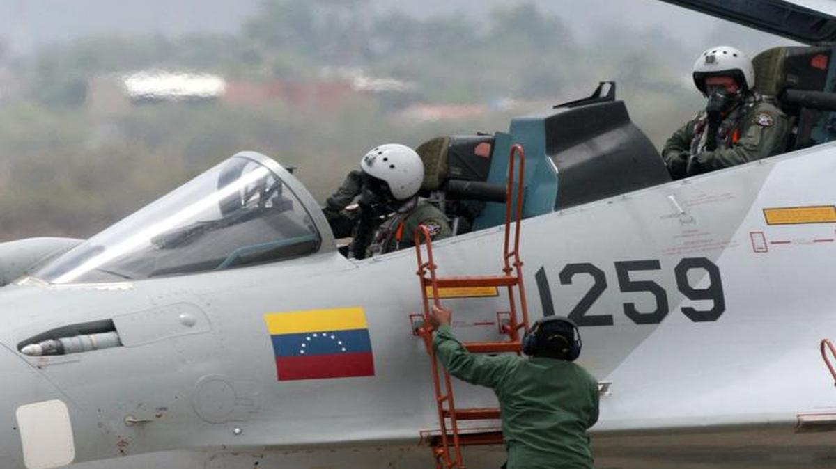 
Miembros de la Fuerza Aérea venezolana participan en una demostración del avión ruso Sukhoi Su-30 MK2, el 25 de mayo de 2007 en Barcelona, Venezuela.

