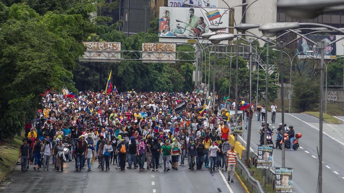 Cientos de personas participan en una manifestación en contra del gobierno venezolano el jueves 13 de abril de 2017, en Caracas (Venezuela).