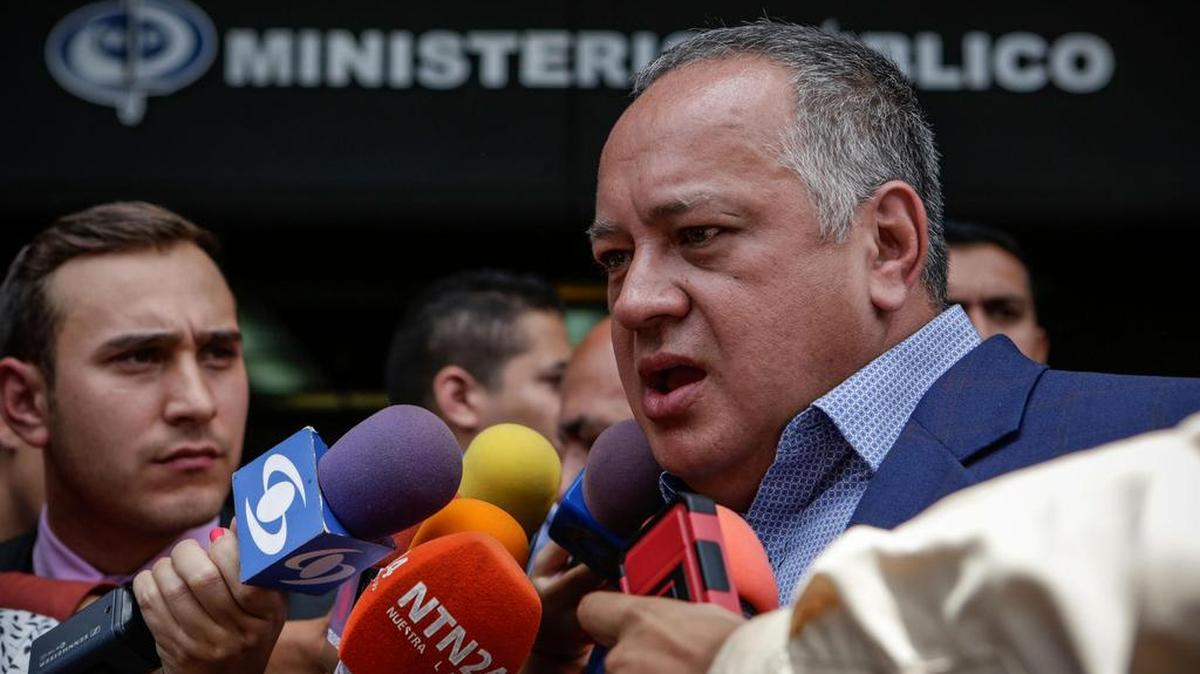El miembro de la Asamblea Nacional Constituyente, Diosdado Cabello (c), declara a la prensa frente a la sede del Ministerio Público, donde presentó una denuncia de corrupción dentro de dicha institución, el miércoles 16 de agosto de 2017, en Caracas (Venezuela).