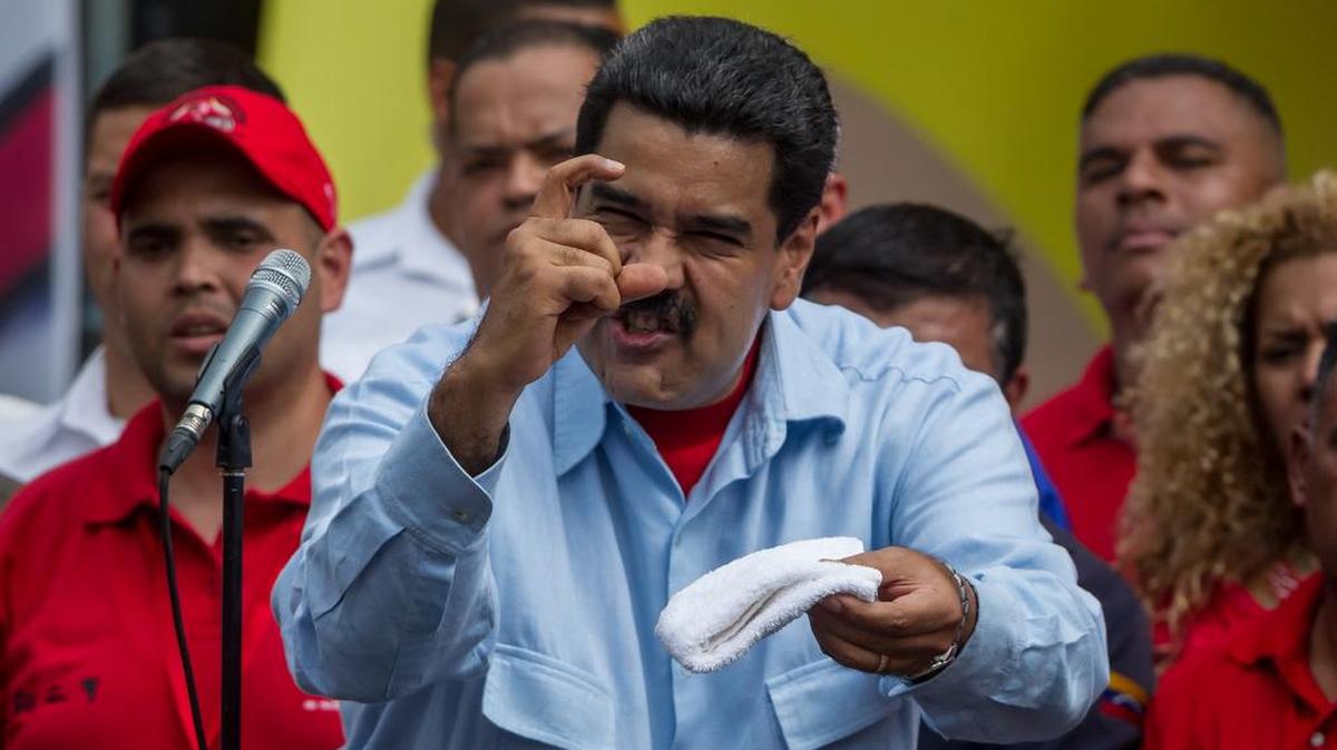 El presidente de Venezuela, Nicolás Maduro, participa el martes 31 de mayo de 2016, de una manifestación de un grupo de personas, entre funcionarios públicos y seguidores del chavismo en Caracas (Venezuela).