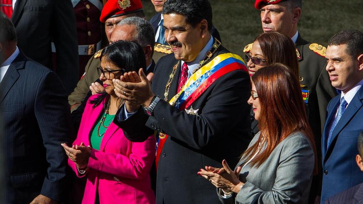 El presidente de Venezuela, Nicolás Maduro, asiste a una sesión de la Asamblea Nacional Constituyente (ANC) junto a la primera dama Cilia Flores (c-d) y la presidenta de la ANC, Delcy Rodríguez (c-i), para presentar su balance de gestión anual el lunes 15 de enero de 2018, en Caracas.
