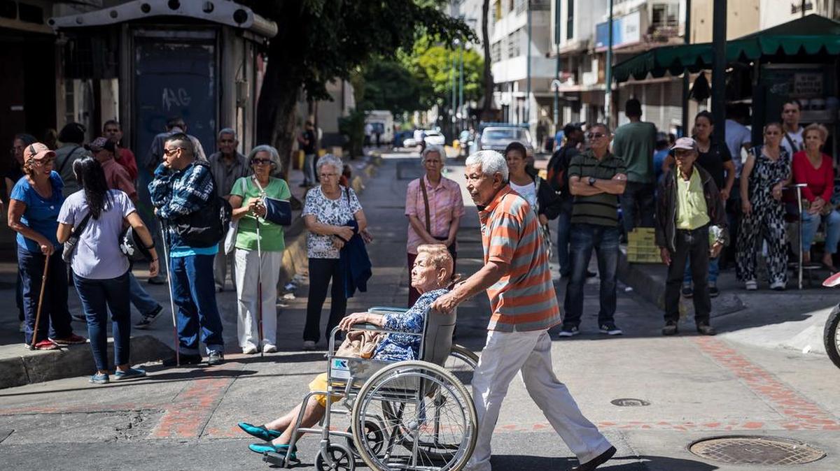 Adultos mayores bloquean una calle durante una protesta hoy, sábado 1 de septiembre del 2018, en Caracas (Venezuela). Los jubilados venezolanos protestaron frente a las entidades bancarias y bloquearon avenidas hoy exigiendo el pago de sus pensiones en efectivo, luego de que el presidente Nicolás Maduro anunciara que podrían cobrar desde este sábado una parte del total del pago.