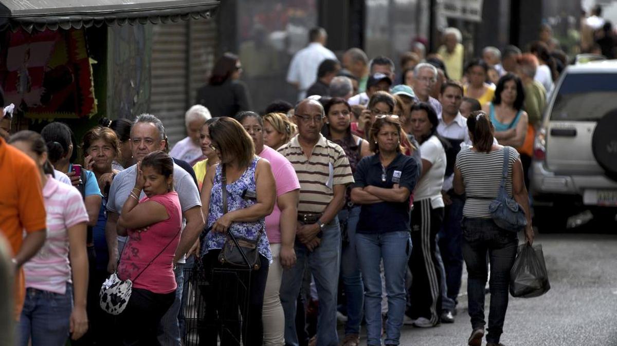 Archivo. Compradores hacen cola fuera de un supermercado en el centro de Caracas, Venezuela, el 8 de enero de 2015.