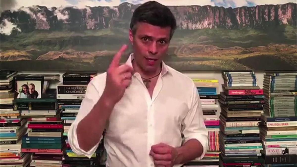 El líder opositor Leopoldo López da un mensaje desde su casa el 26 de julio de 2017.