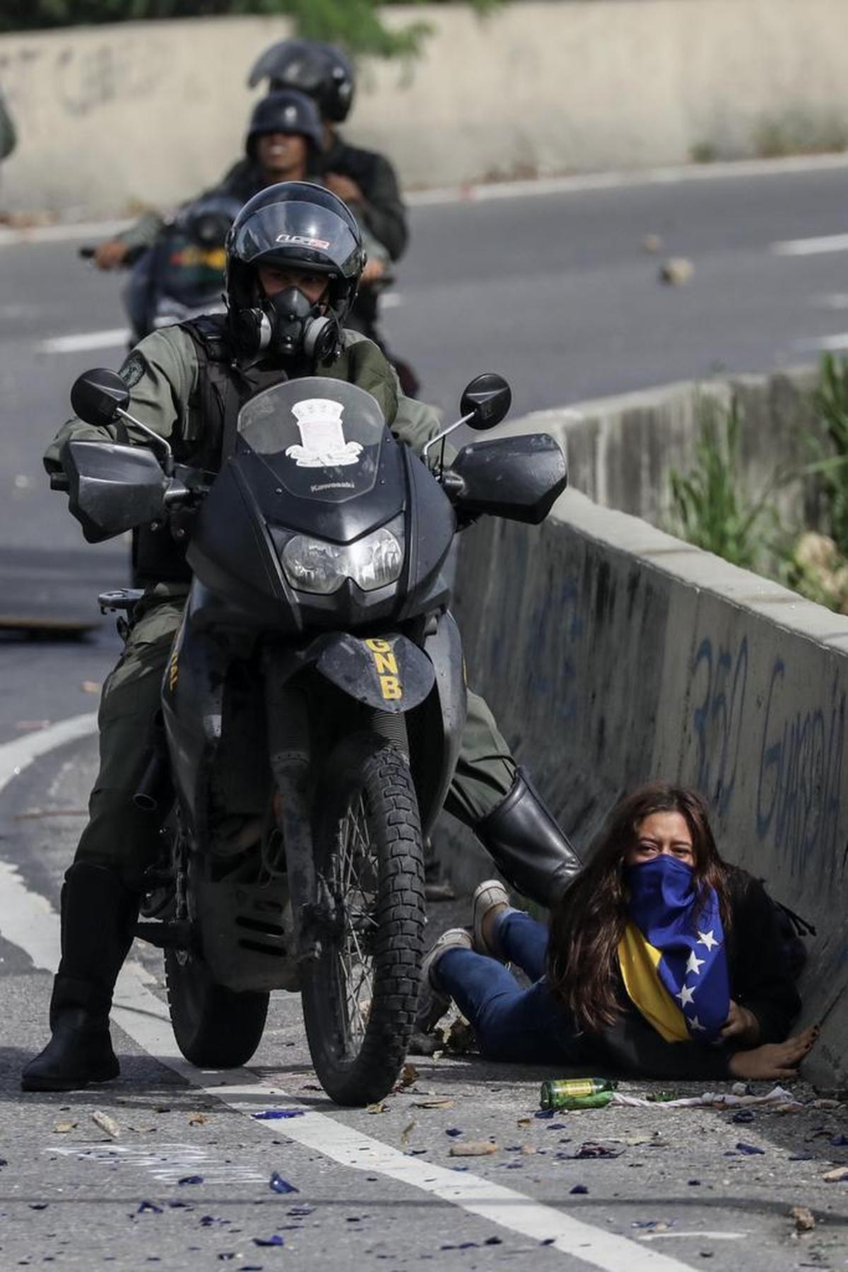 Un miembro de la Guardia Nacional Bolivarian arresta a una manifestante el lunes en Caracas, Venezuela. Los opositores venezolanos atendieron a la convocatoria de realizar un “trancazo” de calles en todo el país contra la “dictadura” de Nicolás Maduro.