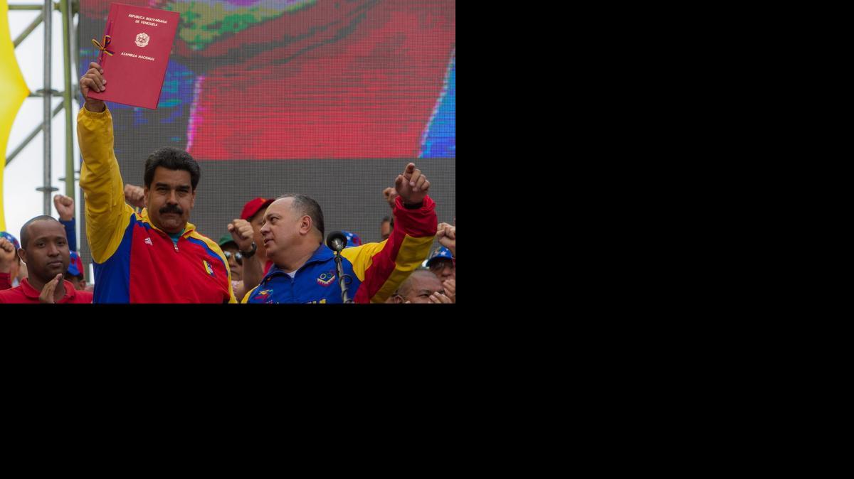 
El presidente de la Asamblea Nacional de Venezuela, Diosdado Cabello (d), y el mandatario Nicolás Maduro (i) participan en una ceremonia hoy, domingo 15 de marzo de 2015, en Caracas (Venezuela). El Parlamento venezolano aprobó hoy en una sesión extraordinaria dominical la petición del presidente del país, Nicolás Maduro, de ser autorizado para legislar por decreto para enfrentar recientes "amenazas" efectuadas por Estados Unidos.
