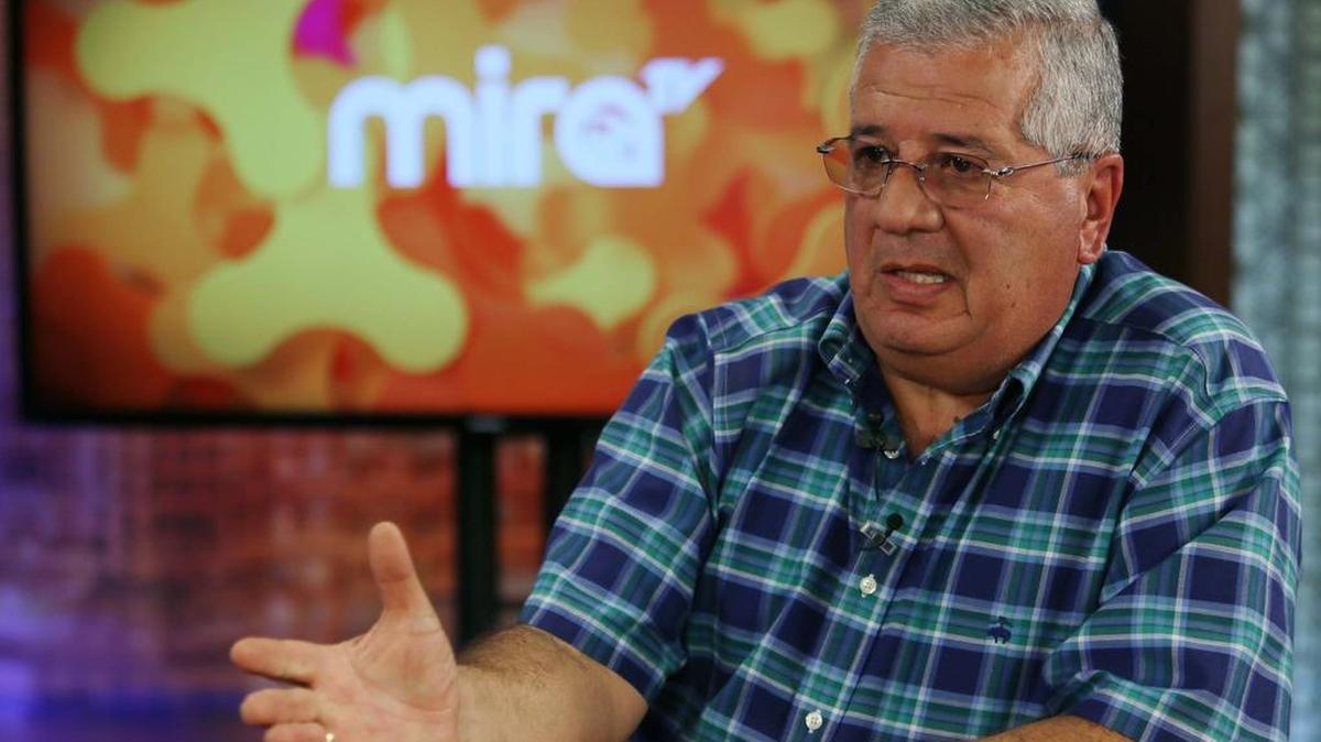 Alfredo Ducharne, presidente y dueño de Mira TV, habla durante un entrevista en la sede del canal en Miami.
