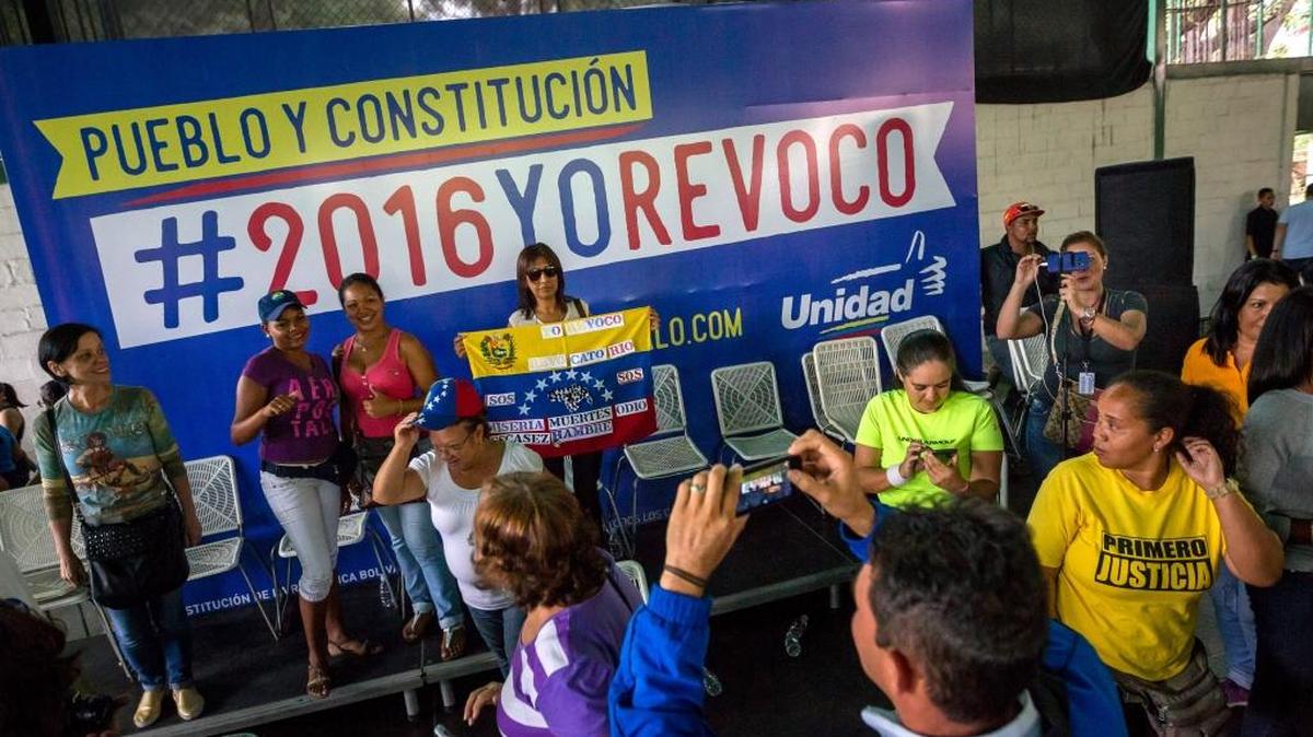 Un grupo de opositores escucha al líder político venezolano Henrique Capriles, durante un encuentro político hoy, domingo 12 de junio de 2016, en Caracas (Venezuela).