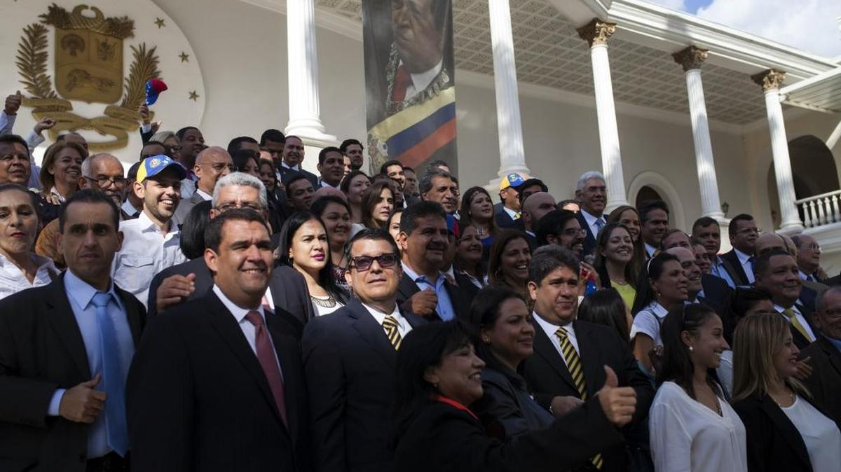Diputados de la oposición reunidos para una foto oficial frente a la Asamblea Nacional, en Caracas, el 5 de enero del 2016.