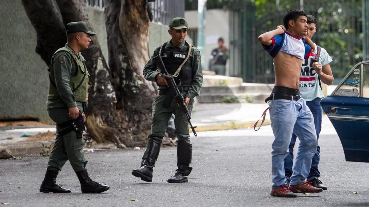 
Miembros de la Guardia Nacional Bolivariana (GNB) participan en un operativo en el sector Cota 905 el lunes 13 de julio de 2015, en Caracas (Venezuela).
