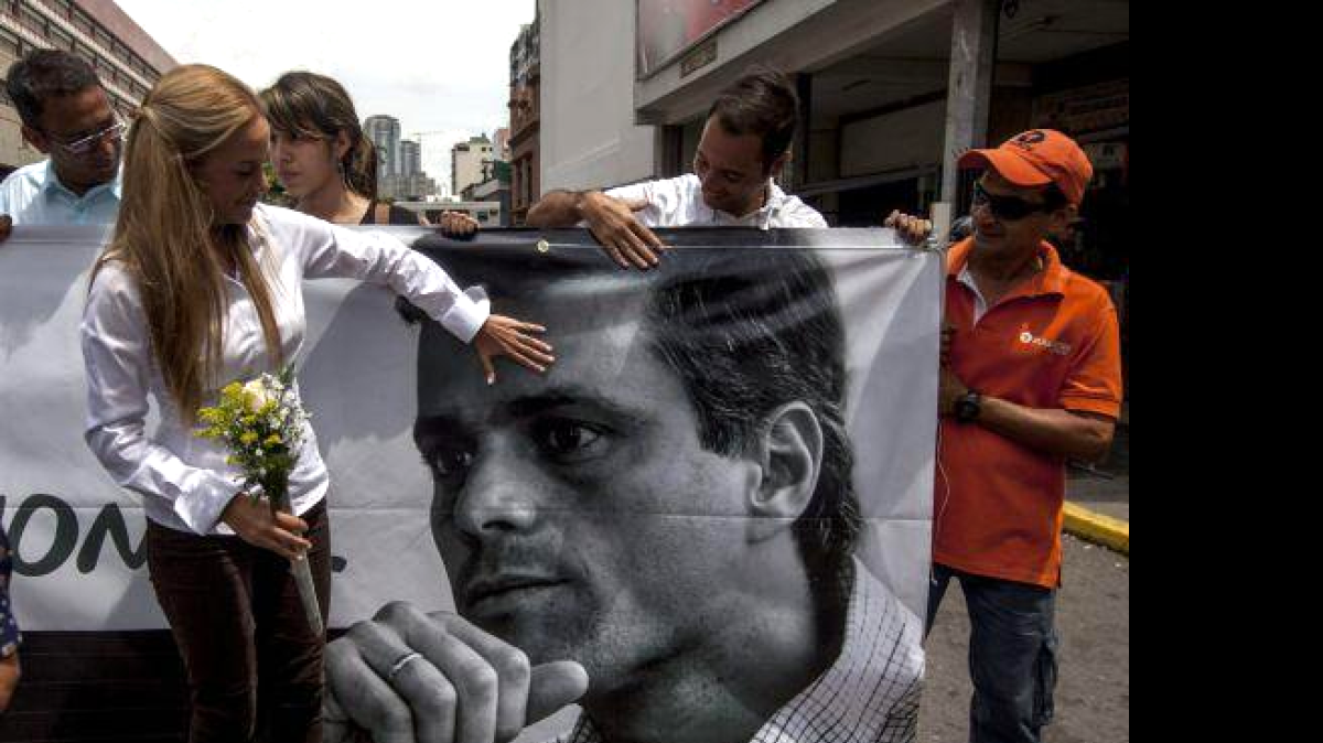 Lilian Tintori con un cartel de su esposo, Leopoldo López. EFE/Archivo