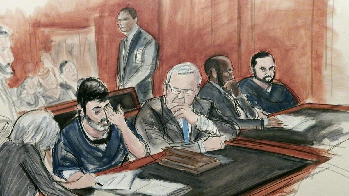 Efraín Antonio Campo Flores, sentado, segundo desde la izquierda, reacciona el viernes al escuchar el veredicto de culpa del jurado. En la extrema derecha, su primo, Franqui Francisco Flores de Freitas.