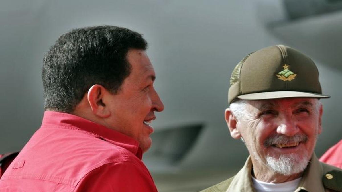 El fallecido gobernante venezolano Hugo Chávez (izq.) con Ramiro Valdés (der.), ex ministro del Interior de la isla en el aeropuerto de Santa Clara, Cuba, en el 2007.
