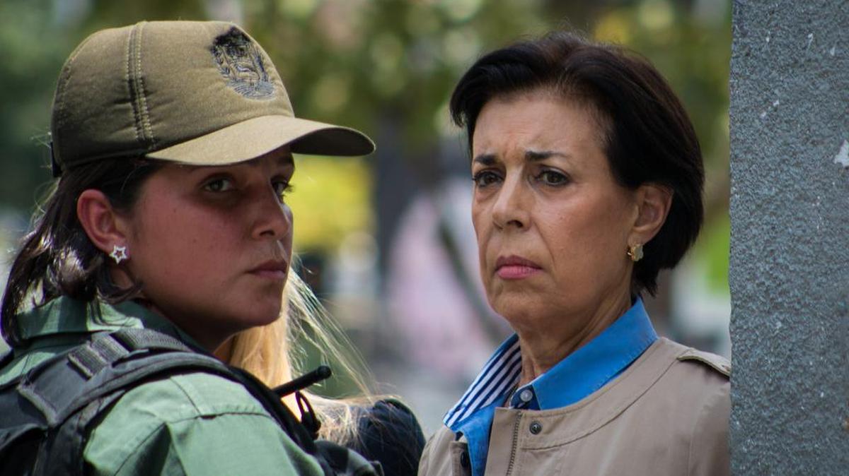 
Opositores y oficialistas se enfrentan a las afueras del Palacio de Justicia, horas antes de la lectura de la sentencia de Leopoldo López, quien fue condenado a 13 años y 9 meses de prisión. Los opositores denunciaron agresiones de parte de turbas chavistas.

