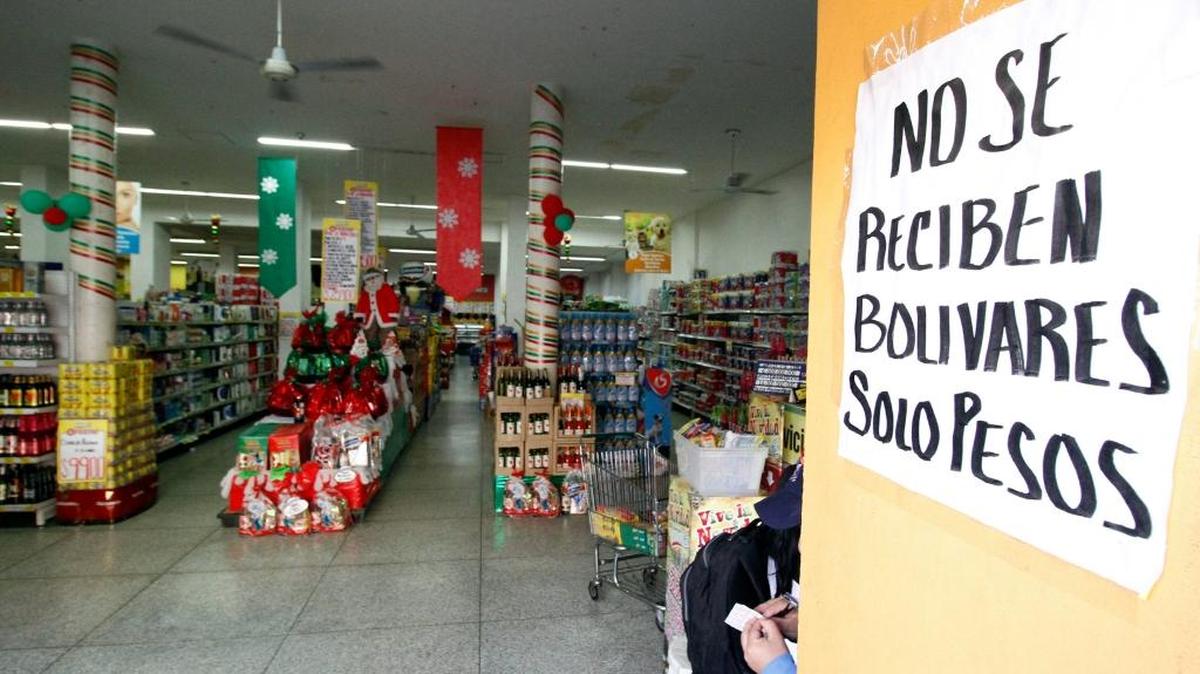 Vista de un almacén sin la cantidad habitual de clientes, según sus propietarios, el martes 13 de diciembre de 2016, debido al cierre fronterizo en Cúcuta (Colombia).