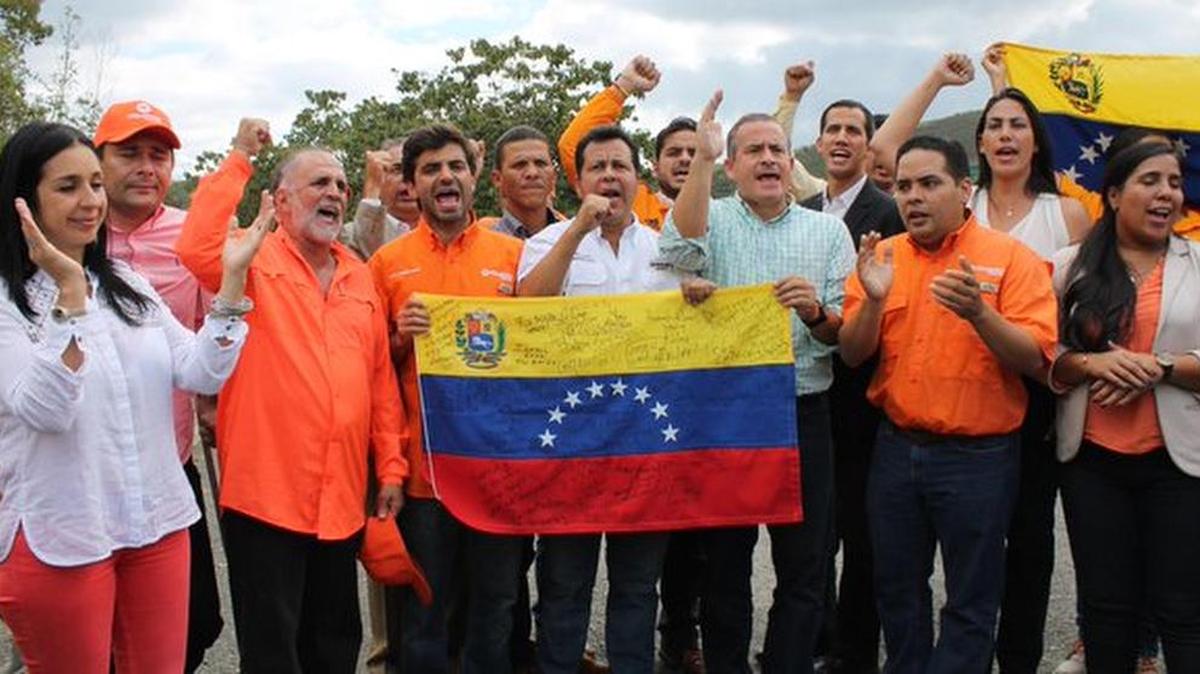 Luis Florido, quien acudió al sitio entre una docena de diputados electos, señaló que quisieron hacer este pronunciamiento en coincidencia con el día internacional de los derechos humanos.