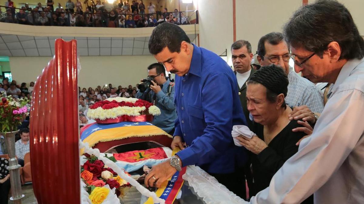El mandatario Nicoás Maduro, al centro, acompañado de la madre del fallecido presidente Hugo Chávez, Elena Frías de Chávez, a su izquierda.