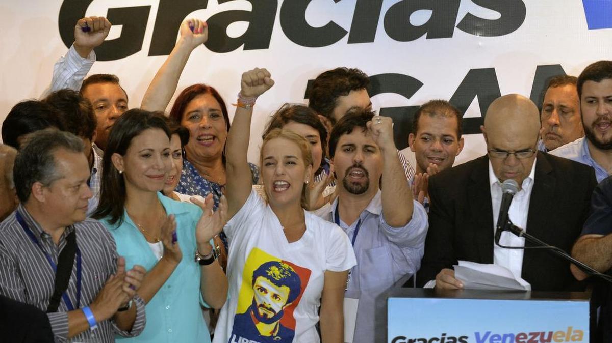 Lilian Tintori (centro), esposa del líder opositor encarcelado Leopoldo López, celebra la victora en las elecciones parlamentarias junto a miembros de la oposición venezolana el domingo en Caracas.
