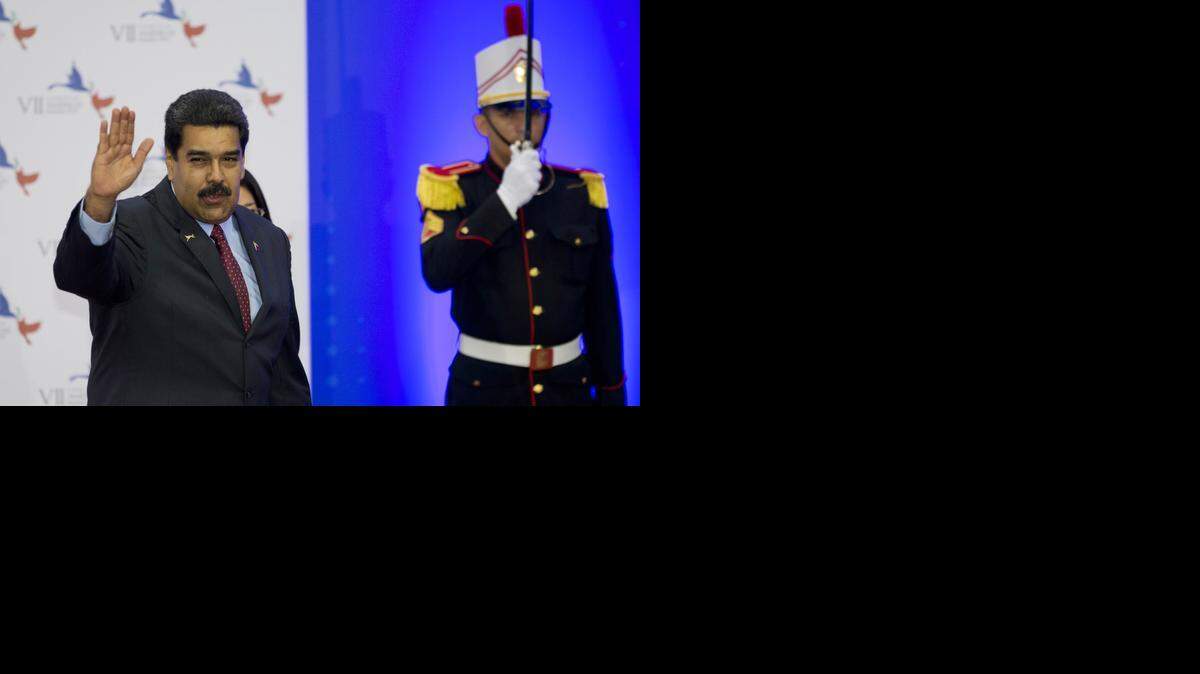 
El presidente Nicolás Maduro saluda al llegar al Centro de Convenciones Atlapa en Ciudad de Panamá el viernes, para la apertura de la VII Cumbre de las Américas. 
