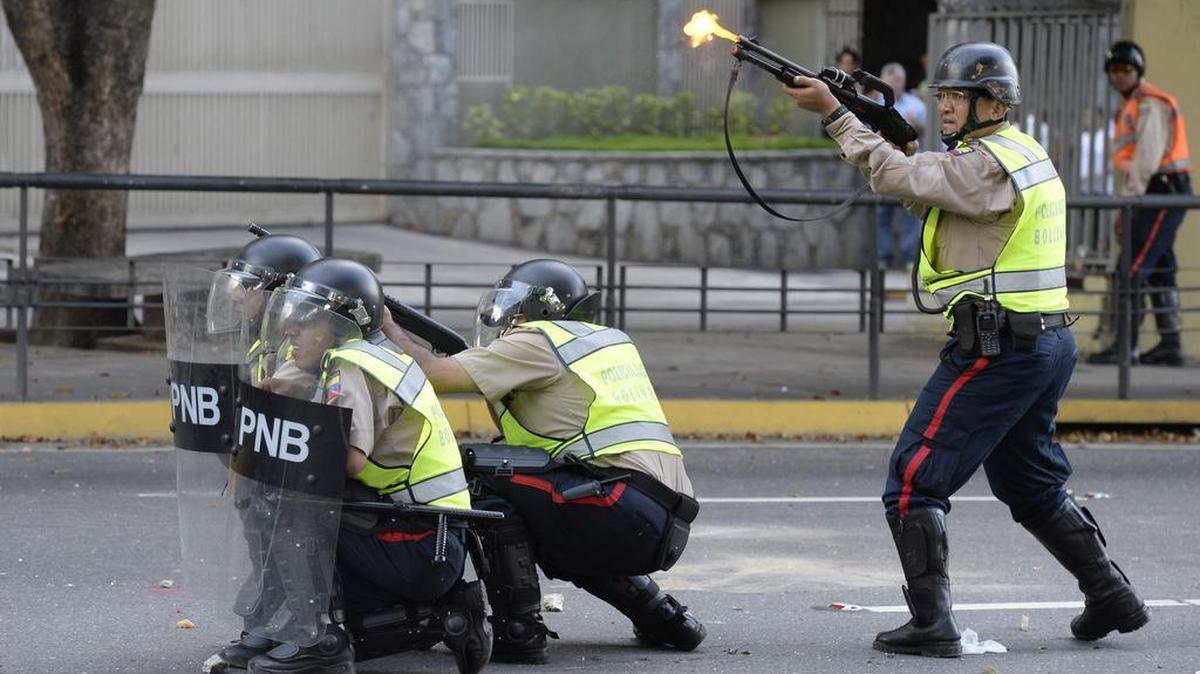 La policía antidisturbios y algunos miembros de la oposición se enfrentan durante una marcha en Caracas, el 1 de septiembre.