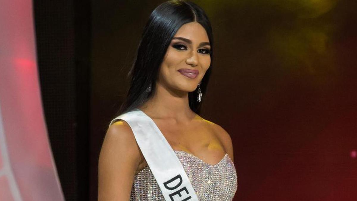La morena Sthefany Gutiérrez, representante del estado Delta Amacuro (noreste), desfila en traje de gala antes de coronarse como la reina del certamen de belleza nacional Miss Venezuela el jueves 9 de noviembre del 2017, en la ciudad de Caracas (Venezuela).