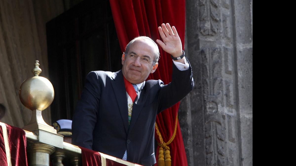 
El entonces presidente de México, Felipe Calderón, saluda en el 2012, desde el balcón del Palacio Nacional en la conmemoración del 102 aniversario del inicio de la revolución mexicana en la capital del país.
