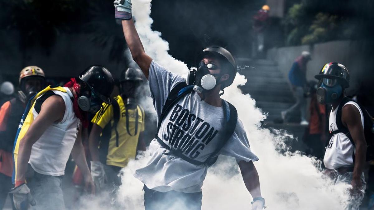 Manifestantes opositores chocan con agentes de policía el 20 de mayo de 2017 en Caracas, Venezuela.
