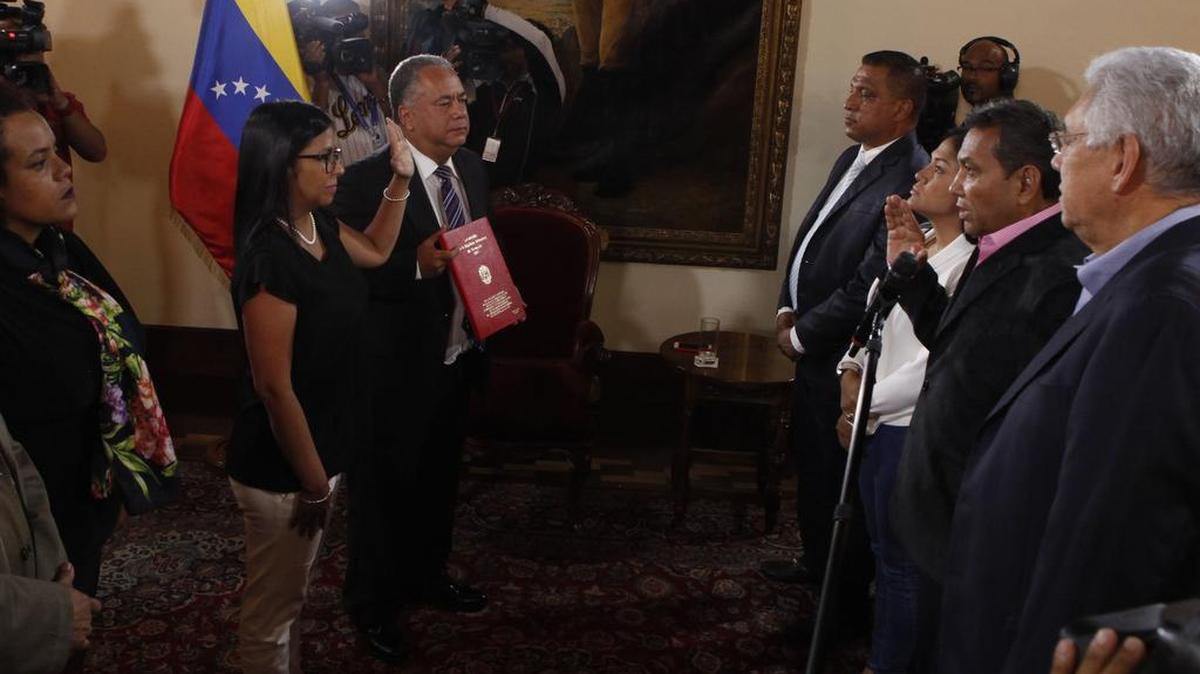 Fotografía cedida por la Agencia Venezolana de Noticias (AVN) de la presidenta de la Asamblea Nacional Constituyente, Delcy Rodriguez (2-i), participando en el acto de juramentación de los gobernadores Alfredo Díaz (4-d), Laidy Gómez (3-d), Ramón Guevara (2-d) y Antonio Barreto Sira (d) el lunes 23 de octubre del 2017, en la ciudad de Caracas.