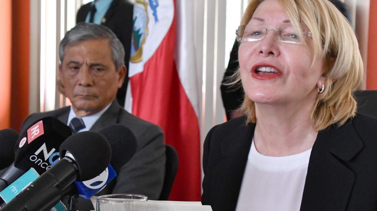 La ex fiscal venezolana Luisa Ortega (R), con el fiscal general de Costa Rica, Jorge Chavarria, en una conferencia de prensa en San José el 28 de agosto.