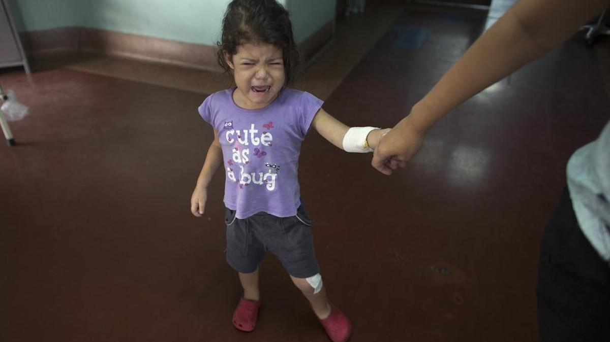Foto de archivo. Una niña en un hospital en Caracas, Venezuela.