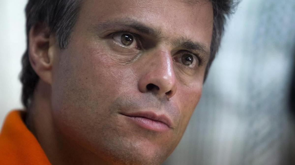 Fotografía de archivo (Caracas, 12/02/2014), del opositor venezolano Leopoldo López que ha abandonado la cárcel y ha pasado a estar en una situación de "arresto domiciliario". Según su abogado español Javier Cremades en un tuit hecho público hoy, el opositor "aún no es libre", pero ya "está en su casa con su mujer y sus hijos".