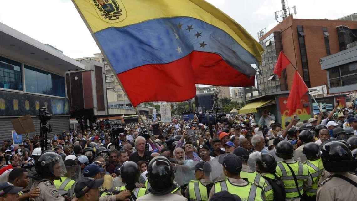 Activistas de la oposición enfrentan a la policía antidisturbios durante una protesta contra el gobierno en Caracas el 12 de mayo de 2017.