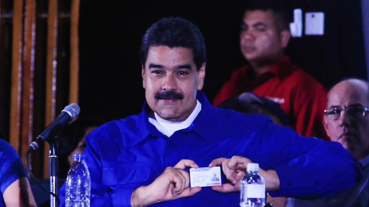 Fotografía cedida por la oficina de prensa del Palacio de Miraflores que muestra al presidente de Venezuela, Nicolás Maduro, durante un acto de gobierno el sábado 29 de julio de 2017, en Caracas.